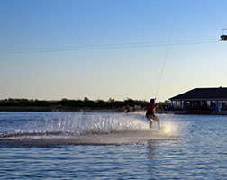 Køl af på vandski eller wakeboard