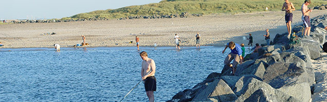 Fiskeri fra molen i Hvide Sande den hyggelig familiesport
