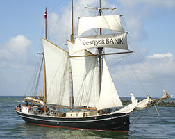 En sejltur på Vesterhavet eller Ringkøbing Fjord er en skøn oplevelse under sommerhusopholdet