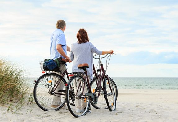Cyklister på stranden - Fano Bikes