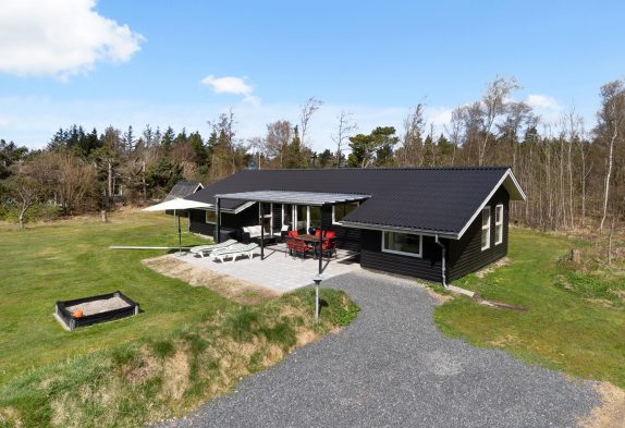 Lyst og stilfuldt feriehus med ugeneret beliggenhed i Houstrup