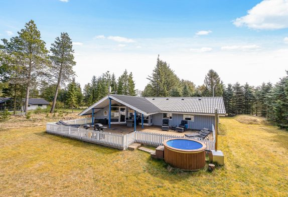 Skønt feriehus med spa, sauna og vildmarksbad i Houstrup