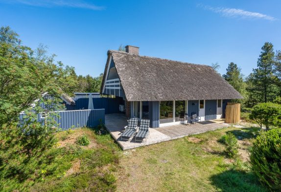 Hyggeligt sommerhus i Houstrup på stor naturgrund, renoveret 2021