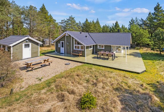 Dejligt sommerhus med sauna, spa og vildmarksbad i Houstrup
