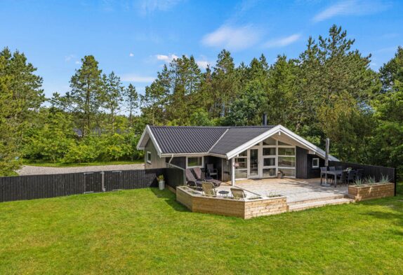 Hyggeligt sommerhus i Houstrup med spabad og sauna