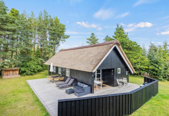 Indbydende feriehus med sauna midt i Houstrup
