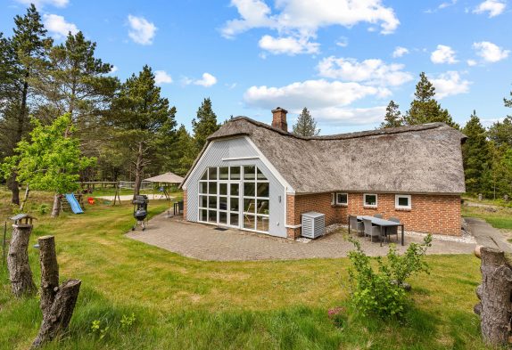 Hyggeligt sommerhus med pool, spa og sauna i Houstrup