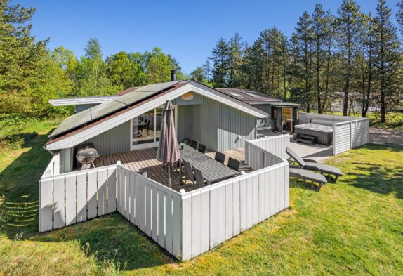 Skønt poolhus med spabad og sauna på dejlig naturgrund i Houstrup
