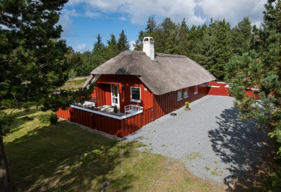 Idyllisk stråtagshus med sauna og brændeovn