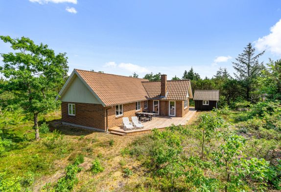 Sommerhus med brændeovn og sauna – renoveret i 2021