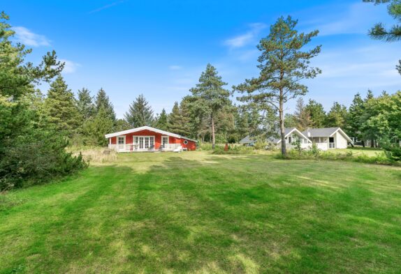 Charmerende og klassisk sommerhus i naturskønne Houstrup