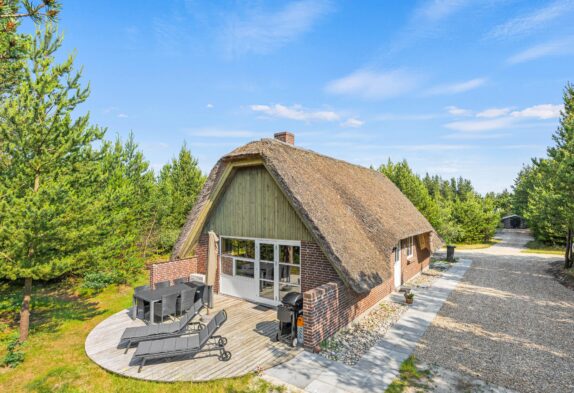 Rustikt stråtagshus med sauna i idyllisk natur