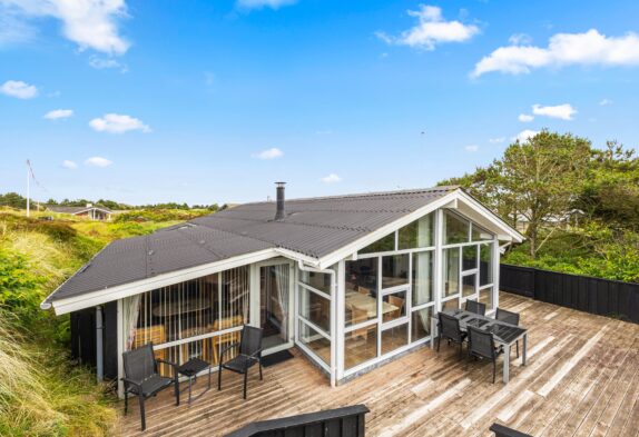 Ruhiges Ferienhaus mit Brennofen in Henne Strand