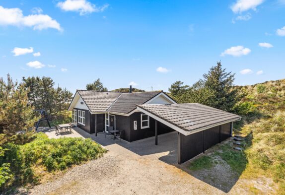 Sommerhus med udestue og sauna i Henne Strand