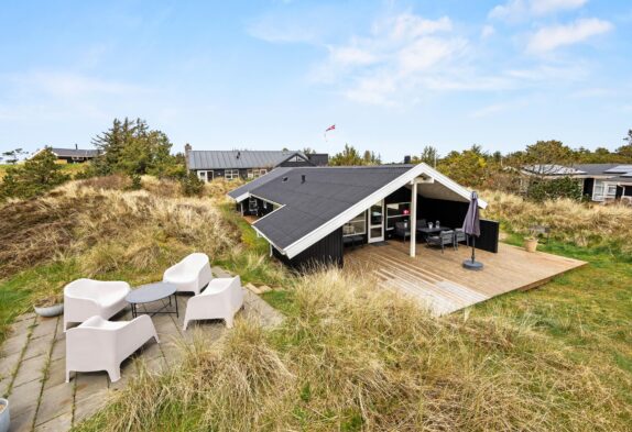 Gepflegtes Sommerhaus mit Sauna in Henne Strand