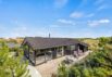 Strandnært sommerhus med panoramaudsigt (billede 1)