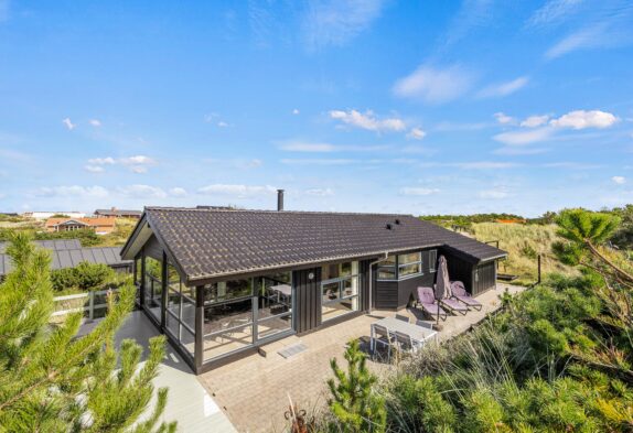 Strandnært sommerhus med panoramaudsigt