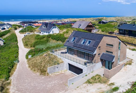 Moderne sommerhus i Henne med havudsigt tæt på havet