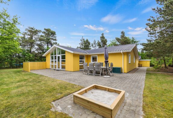 Sommerhus med sauna og spa i Henneby