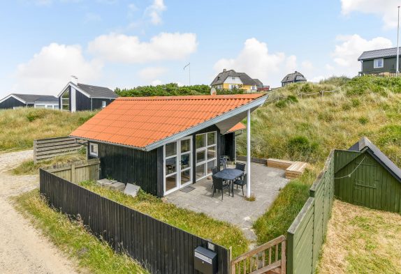 Lille, hyggeligt sommerhus i Vejers Strand kun 450 meter fra havet