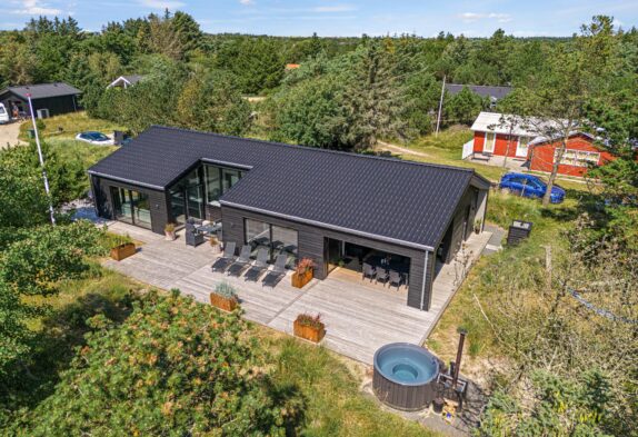 Moderne feriehus med flot overdækket terrasse og vildmarksbad