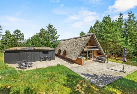 Strandnahes Ferienhaus mit Kamin und Carport