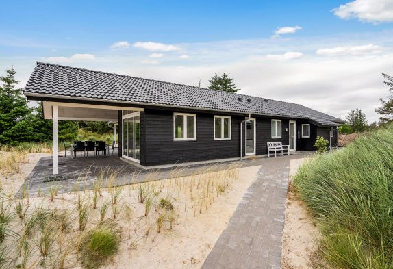 Moderne sommerhus i Grærup med spa og blik på søen