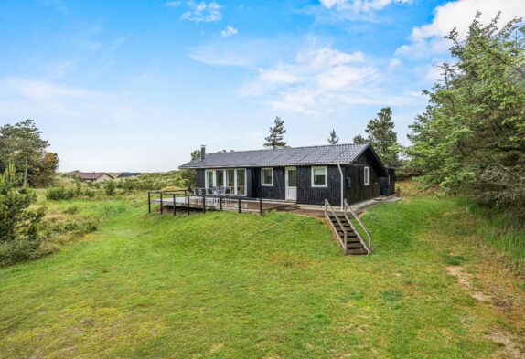 Dejligt sommerhus med brændeovn i naturskønne omgivelser