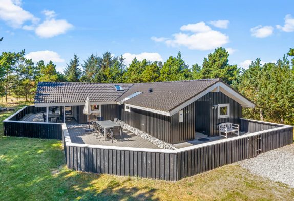 Stort feriehus i Blåvand med sauna, spabad og lukket terrasse