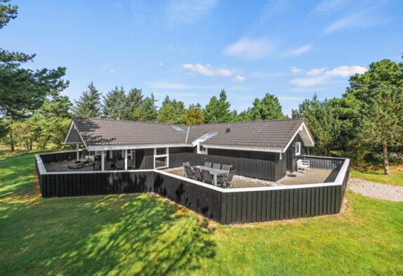 Stort feriehus i Blåvand med sauna, spabad og lukket terrasse