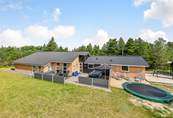 Stort poolhus i Blåvand med rutsjebane, sauna, spabad og legeplads