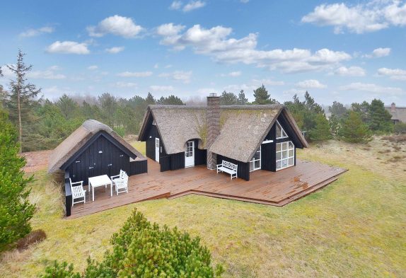 Schickes Reetdachhaus auf herrlichem Grundstück in Blåvand