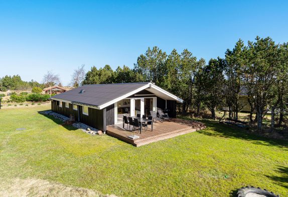 Hyggeligt feriehus med brændeovn og skøn solrig terrasse