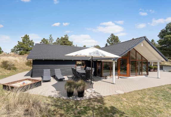 Lækkert sommerhus med sauna, spa og aktivitetsrum i Blåvand