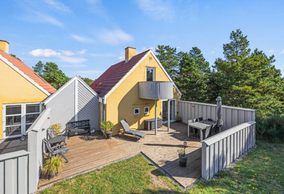 Gut gelegenes Ferienhaus in Blåvand mit Kaminofen