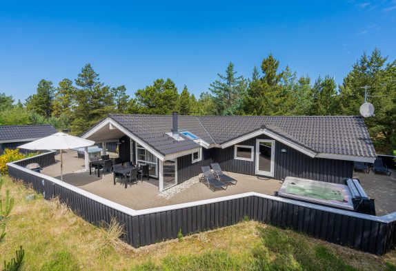 Skønt aktivitetshus med udespa, sauna og spabad i Blåvand