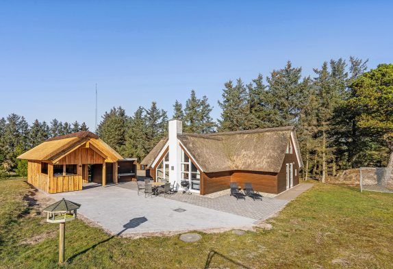 Firestjernet sommerhus med spa, sauna og udespa i Blåvand
