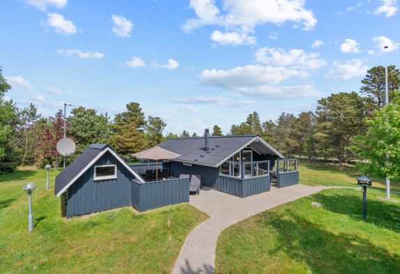 Hyggeligt feriehus med aktivitetsrum og brændeovn i Blåvand