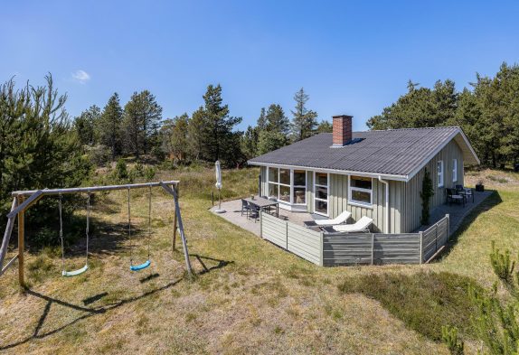 Hyggeligt sommerhus med brændeovn til 6 personer i Blåvand