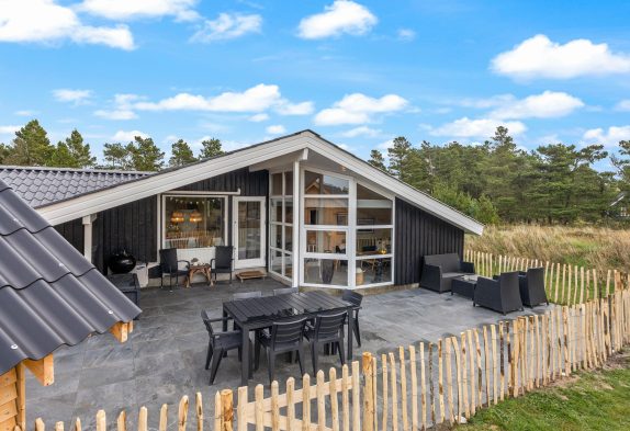 Hyggeligt sommerhus med spa og sauna i Blåvand