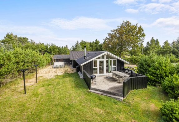Schönes Ferienhaus mit Outdoor Sauna und Whirlpool in Blåvand
