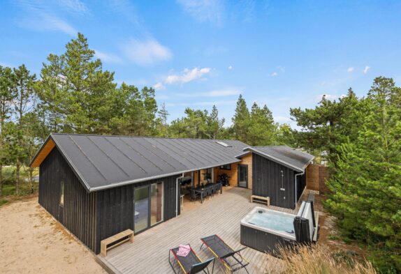 Modernes Ferienhaus für 10 Personen mit Pool und Outdoor-Sauna