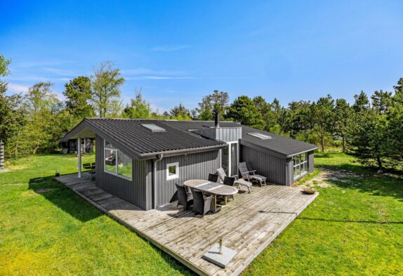 Lyst feriehus fyldt med hyggekroge i Blåvand
