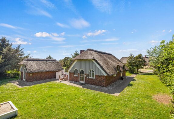 Komfortables Reetdach-Ferienhaus mit Sauna in Blåvand