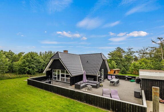 Hyggeligt sommerhus på indhegnet grund centralt i Blåvand