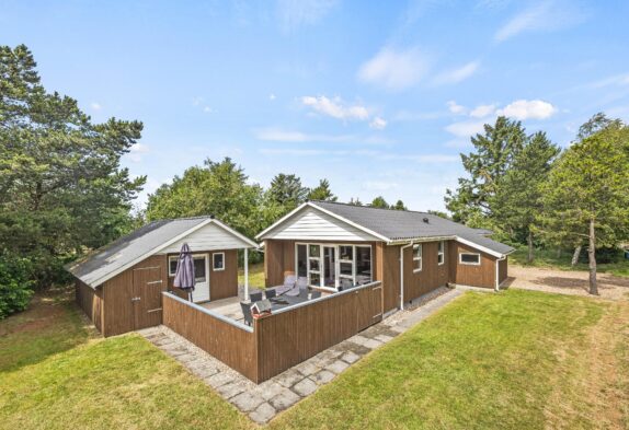 Klassisk sommerhus med spa, anneks og lukket terrasse