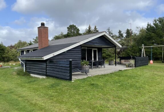 Lyst og familievenligt sommerhus med have og trampolin