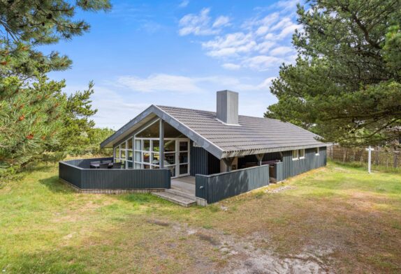 Hyggeligt feriehus til 5 personer med brændeovn i Rindby