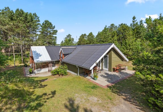 Fint træsommerhus med bålsted og shelter på Rømø