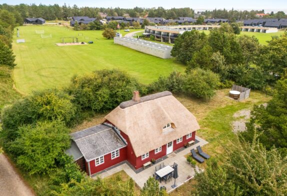 Idyllisk stråtækt feriehus på ugenert grund med vildmarksbad